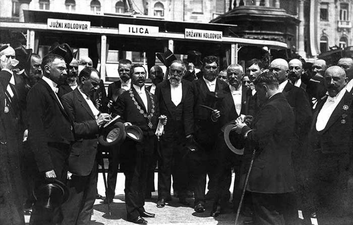 Dr. Ljudevit Schwarz (s lentom) na Trgu bana Jelačića prigodom svečanog puštanja u promet električnog tramvaja 1910. godine